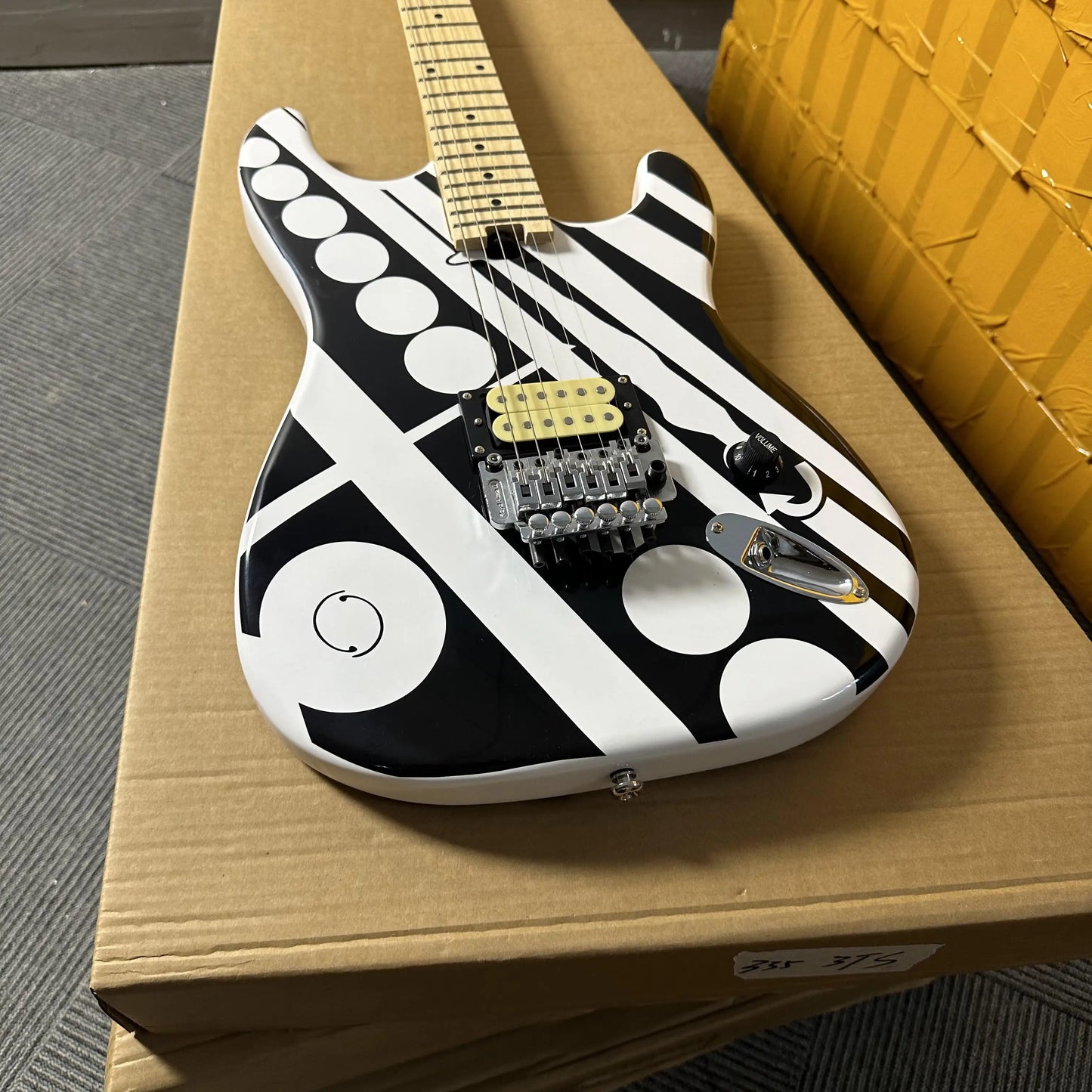 Electric Guitar With Maple Fretboard And Hum