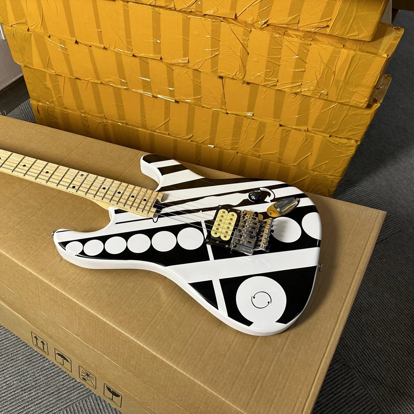 Electric Guitar With Maple Fretboard And Hum
