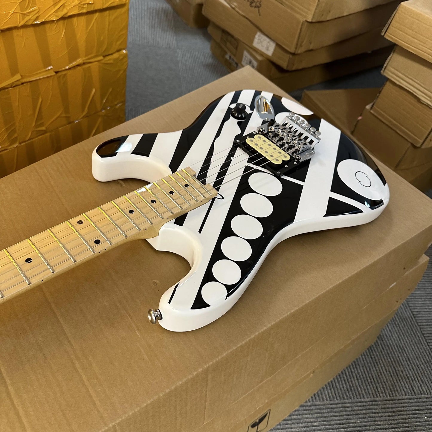Electric Guitar With Maple Fretboard And Hum